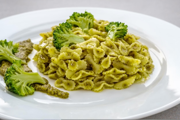 Massa farfalline com pesto e brócolis