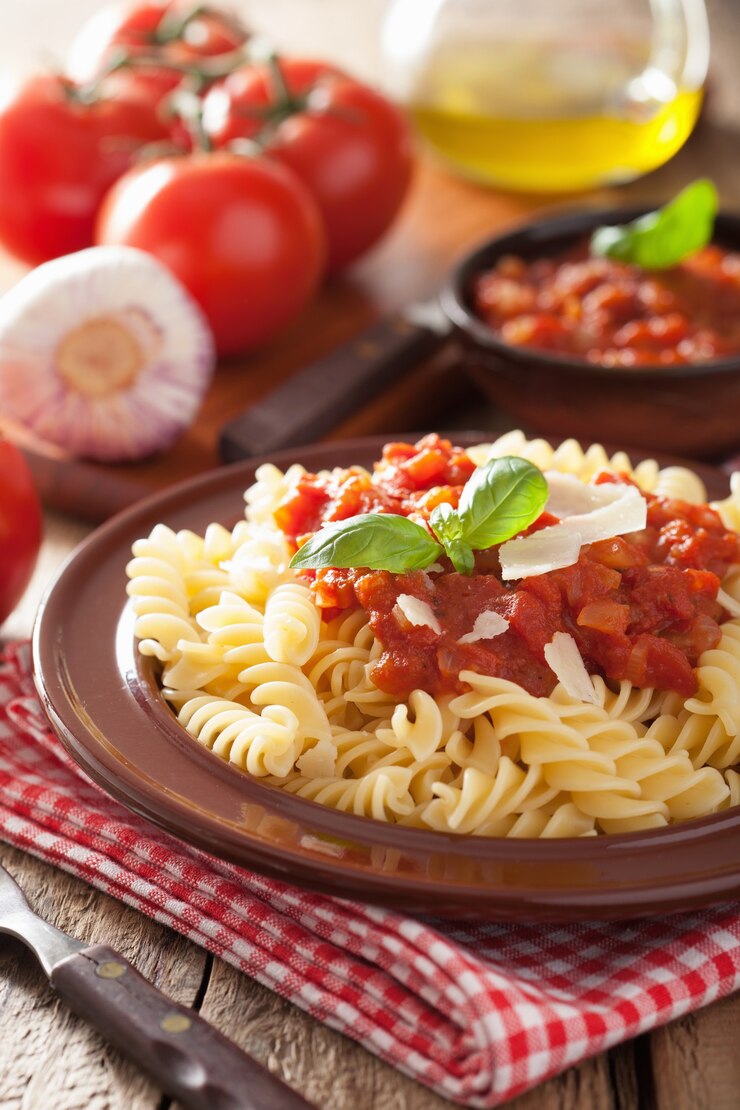 Foto massa fusilli clássica italiana com molho de tomate e manjericão