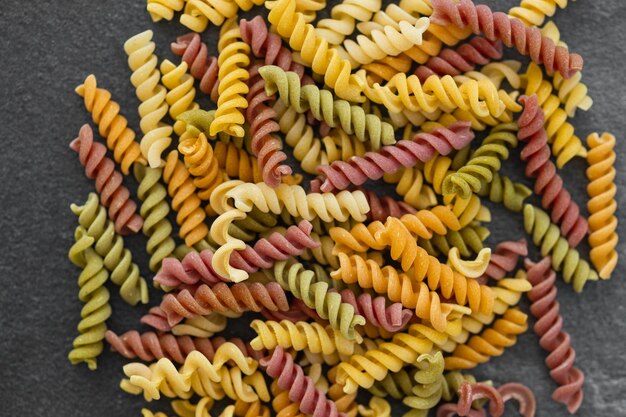 Massa fusilli colorida Macarrão espiral multicolorido Closeup