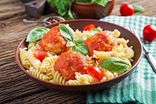 Massa Fusilli com almôndegas em molho de tomate e manjericão na tigela