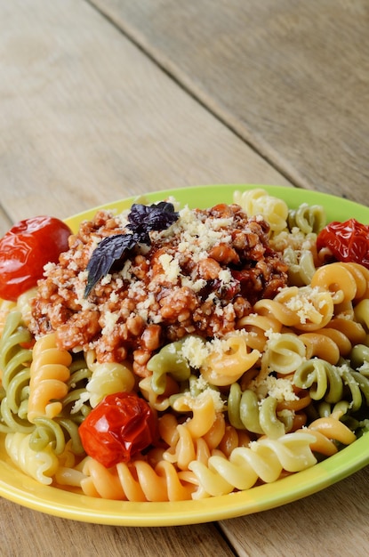 Massa fusilli com bolonhesa