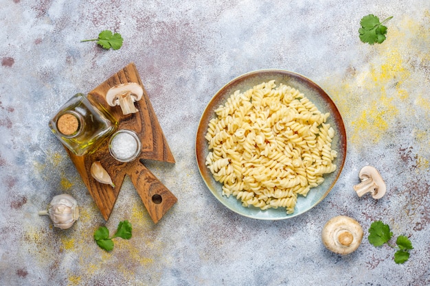 Massa fusilli com cogumelos e frango, vista superior