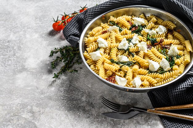 Massa Fusilli com espinafre e queijo ricota