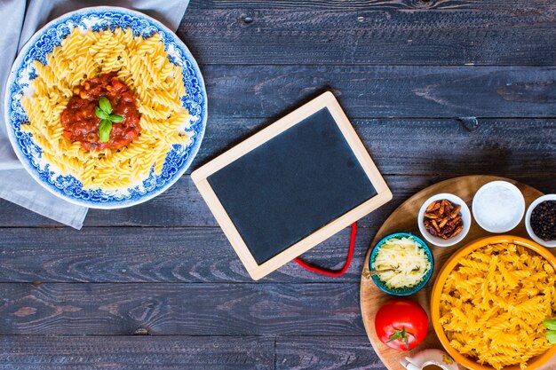 Massa Fusilli com molho de tomate, tomate, cebola, alho, pimentão seco, azeitonas, pimenta e azeite.