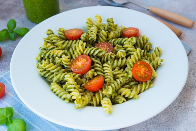 Massa Fusilli com molho pesto verde