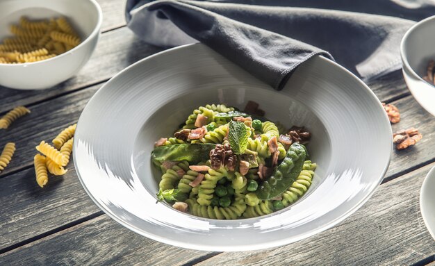 Massa Fusilli com Presunto de Ervilhas e Nozes. cozinha italiana ou mediterrânea.