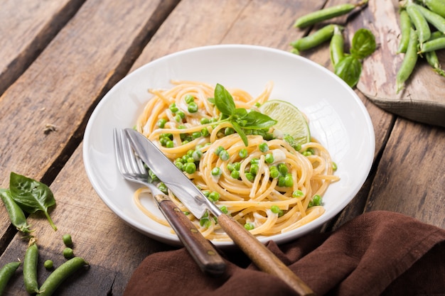 Massa italiana Cacio e Pepe - espaguete com queijo e ervilha