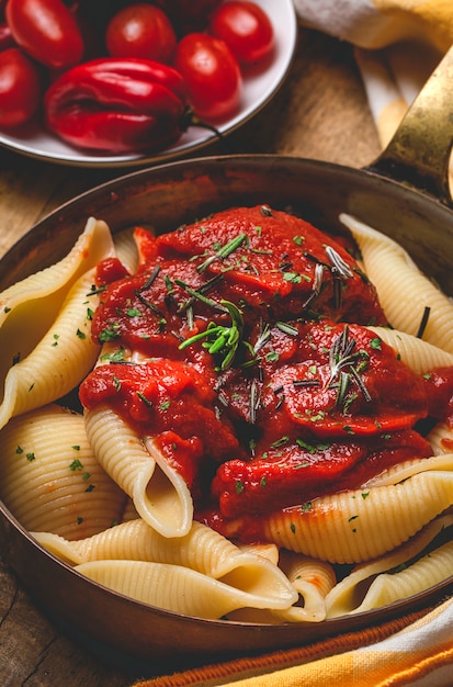 Massa italiana caseira com molho de tomate