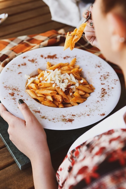 Massa italiana clássica apetitosa saborosa com um molho delicioso