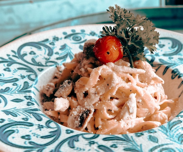 Massa italiana clássica apetitosa saborosa com um molho delicioso