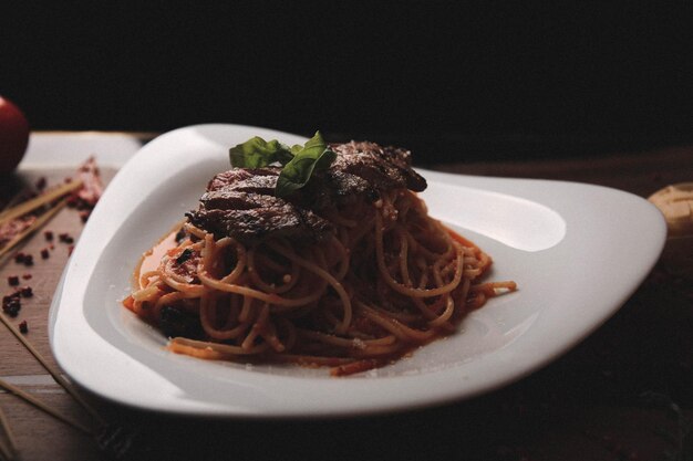 Massa italiana clássica apetitosa saborosa com um molho delicioso