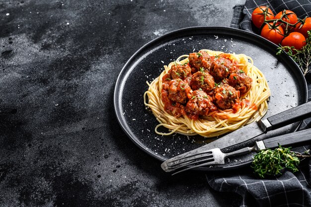 Massa italiana com molho de tomate e almôndegas