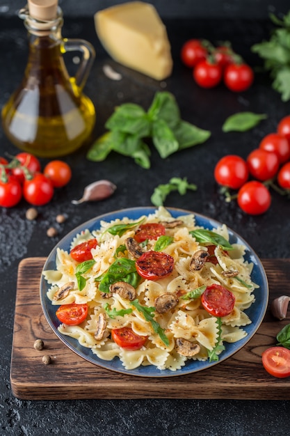 Massa italiana com molho, tomate cereja, manjericão e queijo parmesão. Prato de massa deliciosa