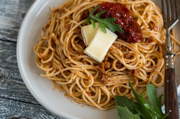 Massa italiana com pesto de tomate seco e queijo.