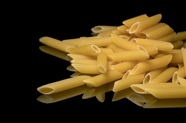 Massa italiana crua. Penne cru.