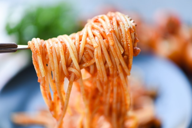Massa italiana de espaguete à bolonhesa no restaurante comida italiana e conceito de menu - espaguete no garfo