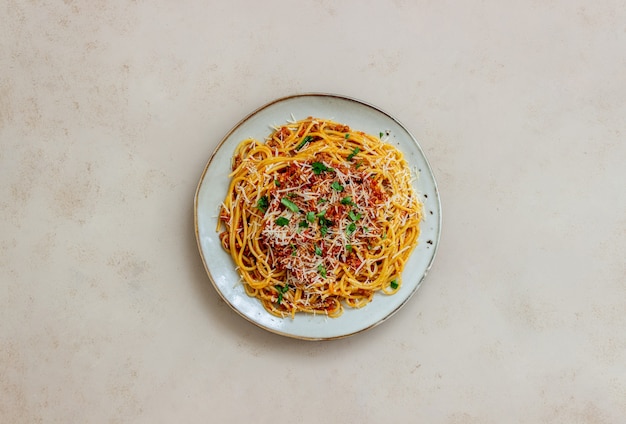 Massa italiana espaguete à bolonhesa. Cozinha nacional. Receita. Comida italiana.