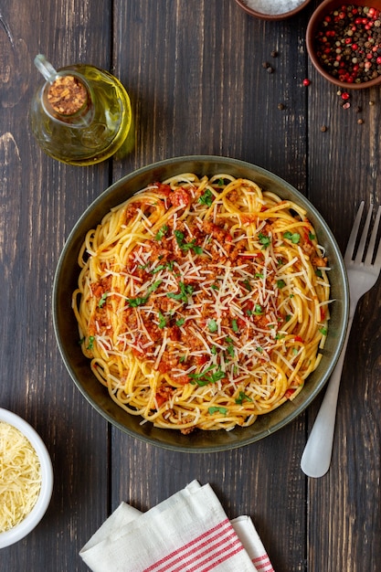 Massa italiana espaguete à bolonhesa. Cozinha nacional. Receita. Comida italiana.