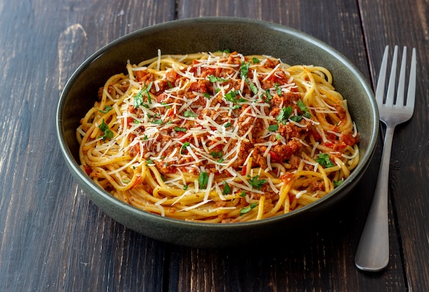 Massa italiana espaguete à bolonhesa. Cozinha nacional. Receita. Comida italiana.