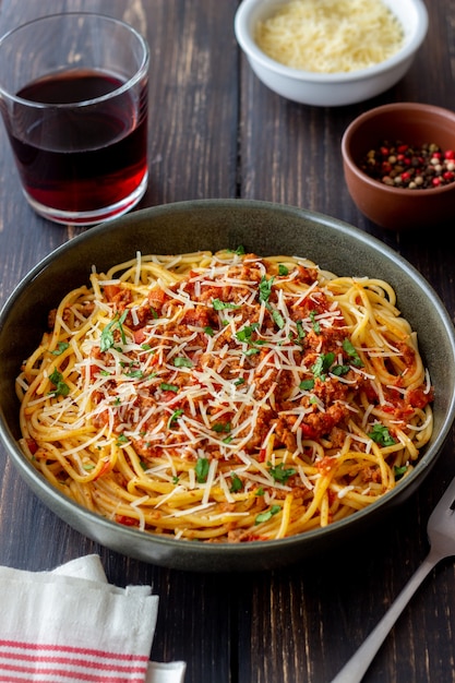 Massa italiana espaguete à bolonhesa. Cozinha nacional. Receita. Comida italiana.