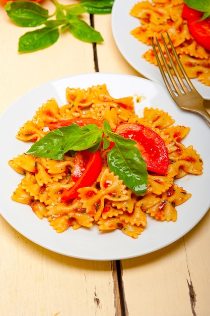 Massa italiana farfalle borboleta gravata borboleta e molho de tomate