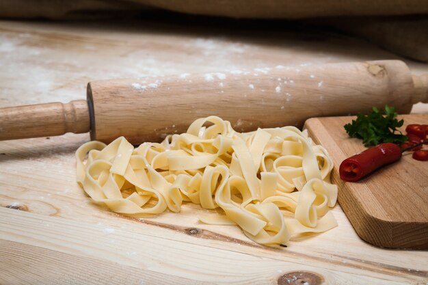 Massa italiana Fettuccini com salsa e pimenta