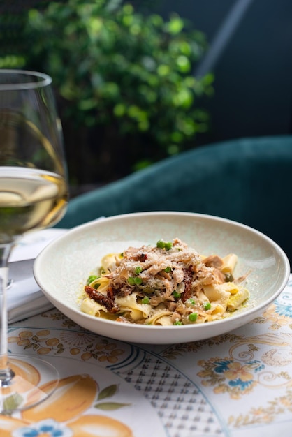 Massa italiana Pappardelle com tomate e queijo mussarela na mesa Massa vegetariana com tomate cozinha tradicional italiana