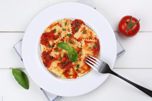 Foto massa italiana ravioli com macarrão de molho de tomate refeição de cima