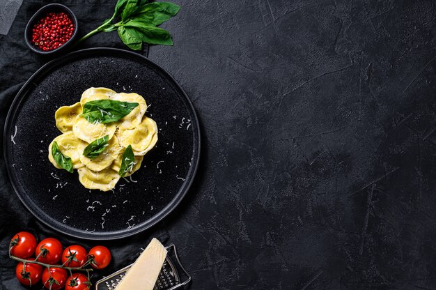 Massa italiana ravioli com queijo e manjericão. Espaço para texto