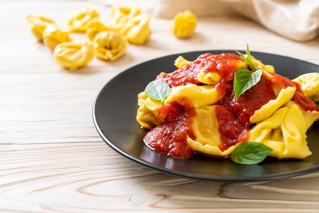 Massa italiana tortellini com molho de tomate