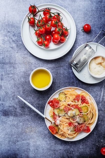 Massa italiana tradicional com tomate, abobrinha e parmesão