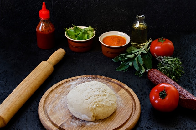 Massa. O processo de fazer pizza. Ingredientes para pizza