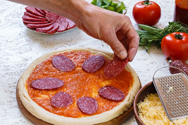 Massa. O processo de fazer pizza. Ingredientes para pizza