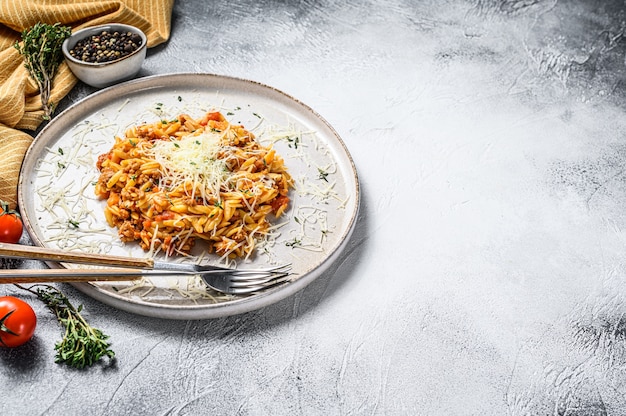 Massa orzo, risone com molho à bolonhesa e carne moída