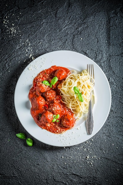 Massa picante à bolonhesa com almôndegas e parmesão