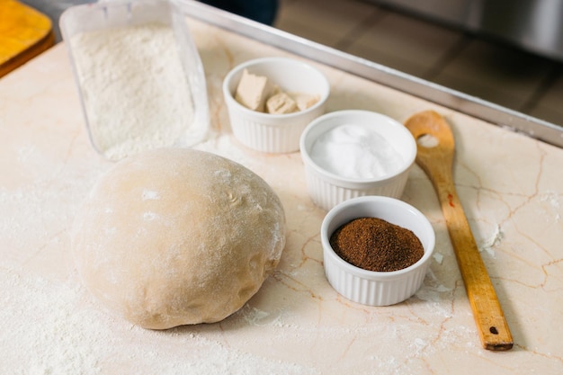 Massa pronta para assar pão na mesa. Foto de alta qualidade