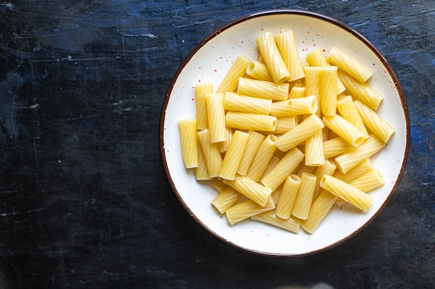 Massa pronta para comer macarrão ziti ou penne prato principal da cozinha italiana na mesa