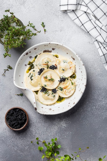 Massa ravióli com cogumelos, molho de natas e queijo