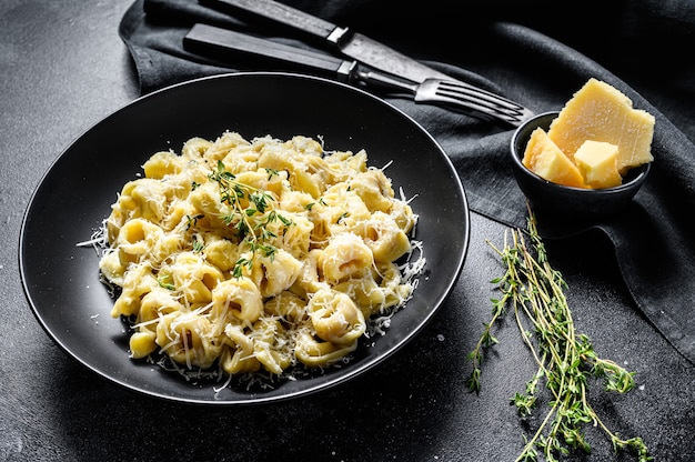 Massa ravióli com queijo parmesão na frigideira