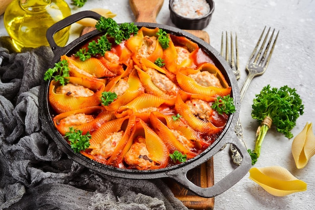 Massa recheada com carne, tomate e parmesão Numa frigideira Cozinha tradicional italiana Receita