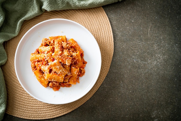 Massa rigatoni bolonhesa com queijo - massa italiana tradicional