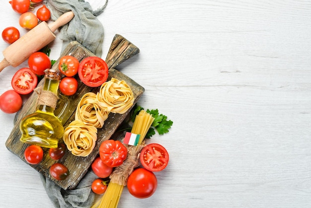 Massa seca tomates verdes óleo e ingredientes Cozinha tradicional italiana Legumes frescos Vista superior Espaço livre para o seu texto