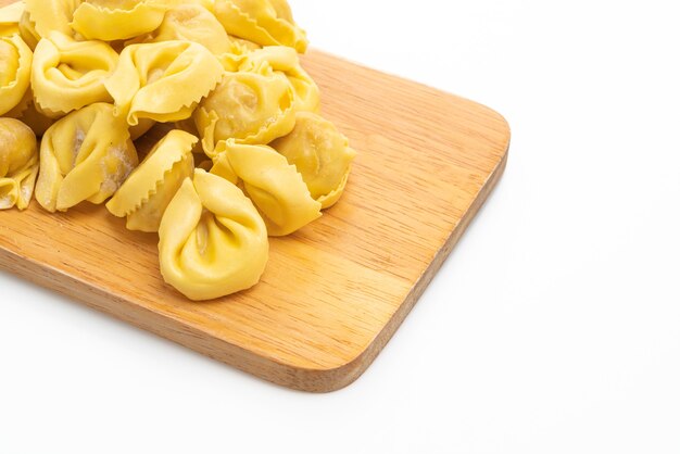 Massa tradicional italiana tortellini isolada