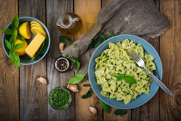 Foto massa vegan farfalle em molho de manjericão-espinafre com alho