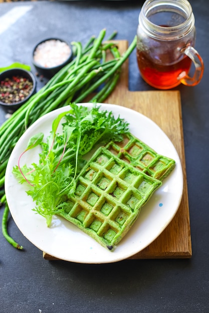 Massa waffles de espinafre verde, feijão verde, vegetais