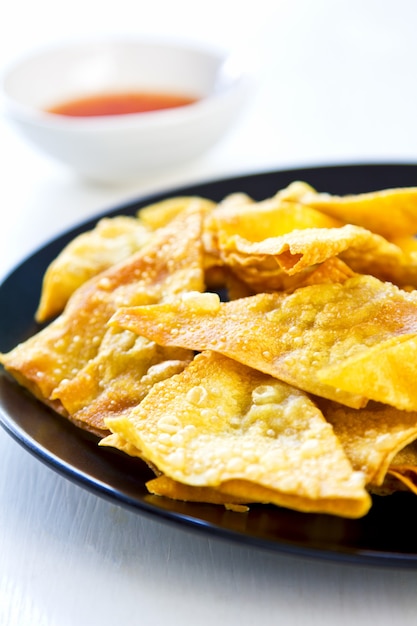 Massa Wonton frita com molho tailandês de pimenta doce