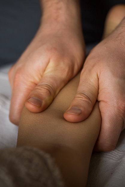 Massage am Babyfuß