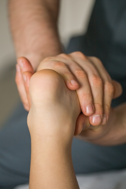 Massage am Babyfuß