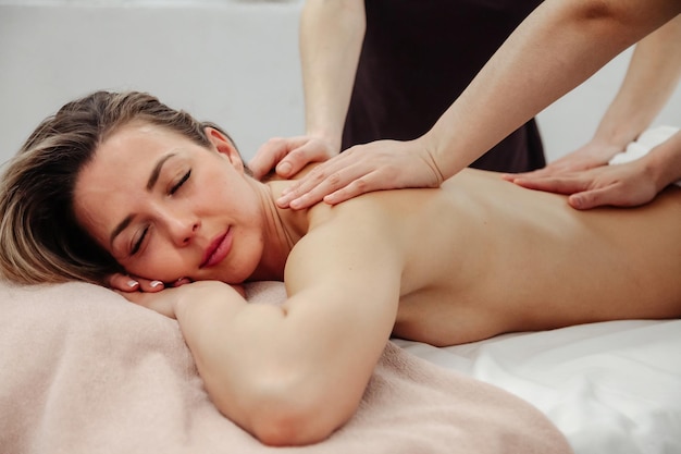 Massage in vier Händen im SPA-Salon