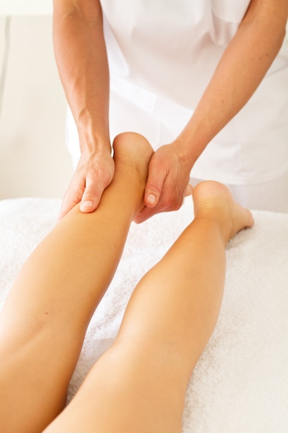 Massage und Physiotherapie für eine Frau auf den Füßen
